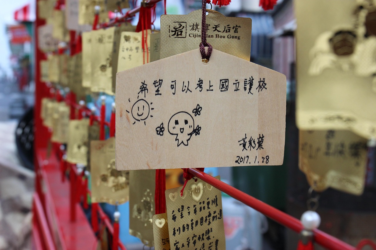 2025新澳门正版免费挂牌灯牌和新奥2025资料大全最新版本,词语释义、专家解析解释与落实与警惕虚假宣传